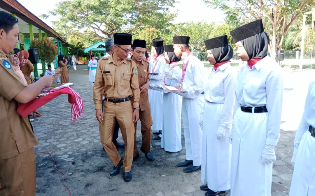 Kepala Desa memberikan piagam penghargaan kepada siswaSiswi SMA N3 BukitBatu